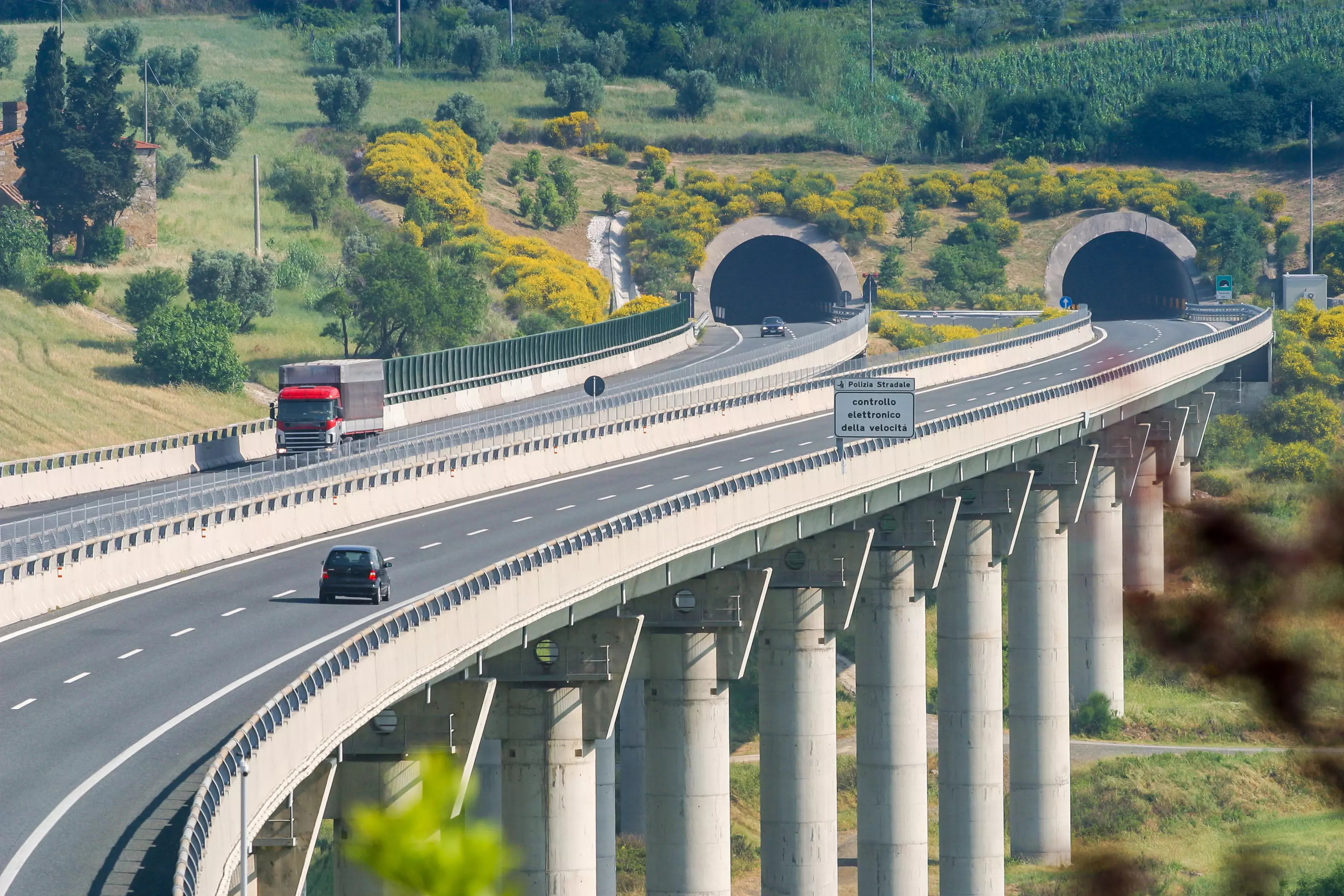 Italia introduce un nou sistem de taxare pe autostrăzi. Șoferii neatenți riscă amenzi de 344 de euro